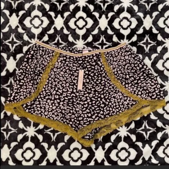 Victoria’s Secret Pajama Short - Picture 1 of 7